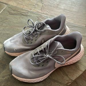 Nike Revolution men’s running shoes